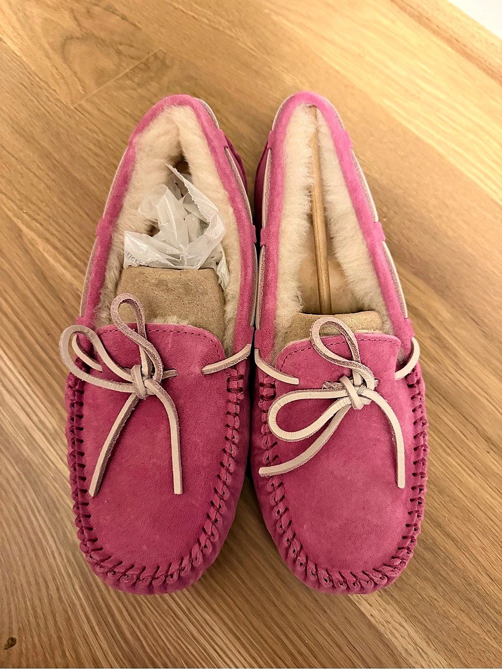 NEW UGG Dakota Pink Ribbon Breast Cancer Awareness Moccasins Size 7